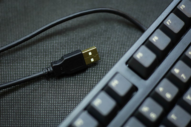 
Cổng USB mạ vàng để tăng khả năng tiếp xúc. Bộ dây cao su không được bọc dù, nhưng chẳng quan trọng lắm!
