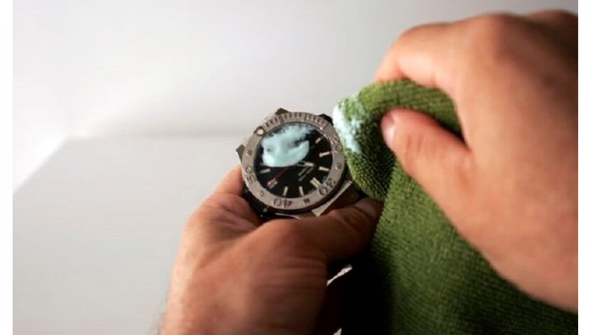 Thợ lành nghề bật mí cách đánh bóng mặt kính đồng hồ